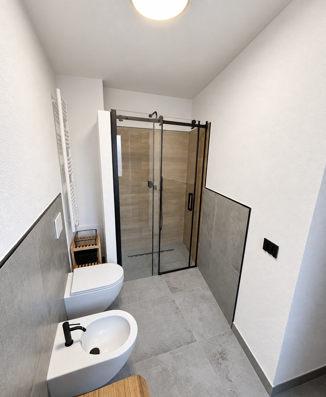 Bagno con doccia in vetro e finiture contemporanee